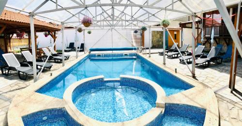 Bazén v ubytování Family Hotel Carpe Diem nebo v jeho okolí