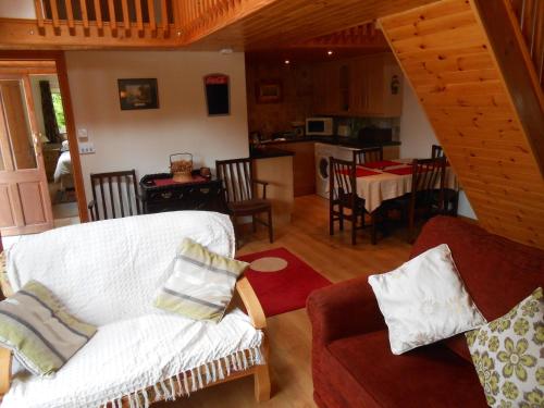Posezení v ubytování Birchdale Cottage