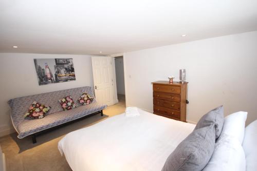 Un pat sau paturi într-o cameră la Hillingdon Hill Court, Uxbridge