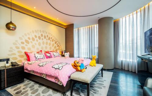 a bedroom with a pink bed with teddy bears on it at Cachet Boutique Kunming Artime 昆明彩云里凯世精品酒店 in Kunming