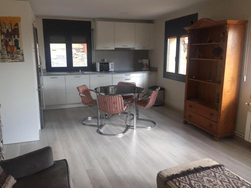 cocina con mesa y sillas en una habitación en Apartamento Central, en Alp