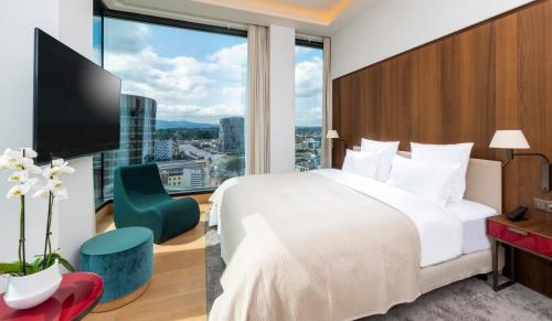 Ένα ή περισσότερα κρεβάτια σε δωμάτιο στο Mövenpick Hotel Basel
