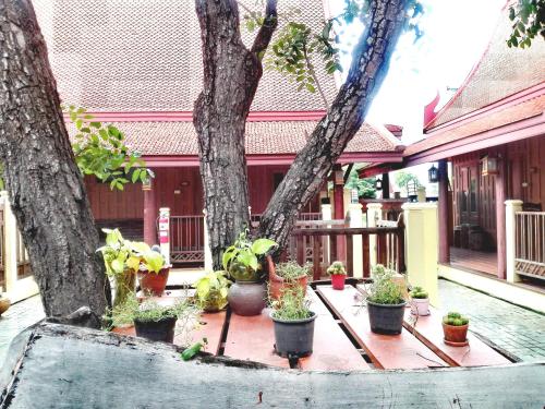 Taman di luar Luang Chumni Village