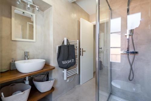 een badkamer met een wastafel en een douche bij Studio Carignan in Bandol
