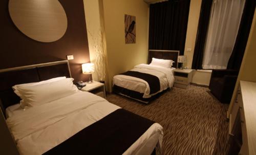 Postel nebo postele na pokoji v ubytování Saint Michael Hotel