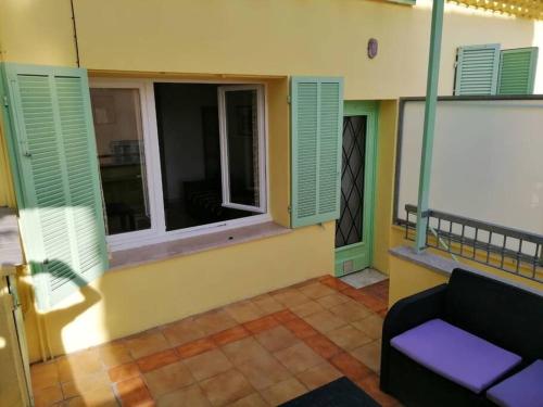 - un salon avec des fenêtres vertes et un canapé dans l'établissement C091-Bel Appartement - Secteur Cannes Mero - 4 Personnes, à Cannes