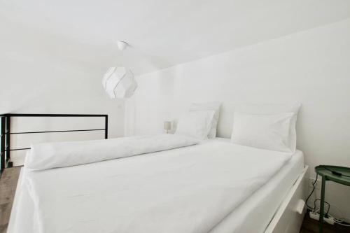 Postel nebo postele na pokoji v ubytování Standard Apartment by Hi5 - Wesselenyi str Studio 268