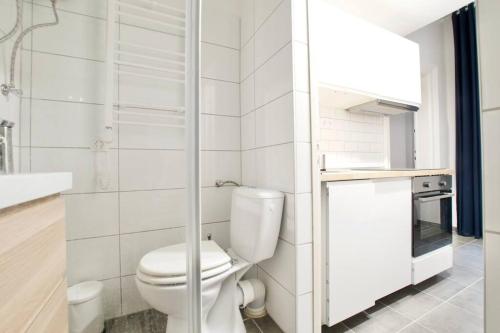 Koupelna v ubytování Standard Apartment by Hi5 - Wesselenyi str Studio 268