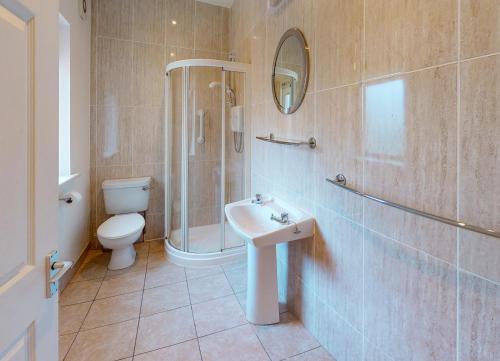 une salle de bain avec un lavabo, une douche et des toilettes dans l'établissement Lakeside Holiday Homes - Type B by Trident Holiday Homes, à Killaloe