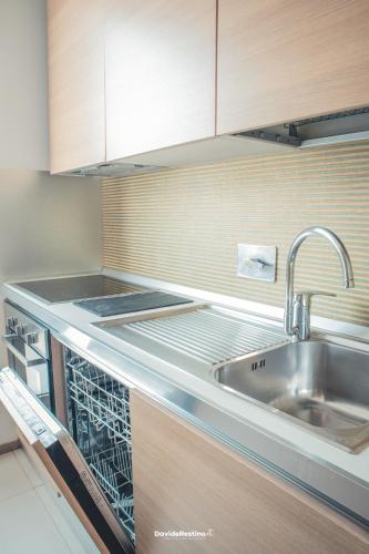 a kitchen counter with a sink and a sink at Minzoni Gallipoli sul mare e 130 mt dal centro in Gallipoli
