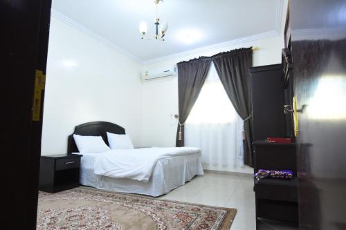 Tempat tidur dalam kamar di العييري للشقق المفروشة حائل 4