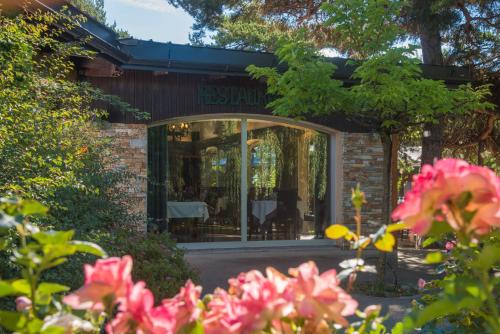 Κήπος έξω από το Logis Hotel Le Lac