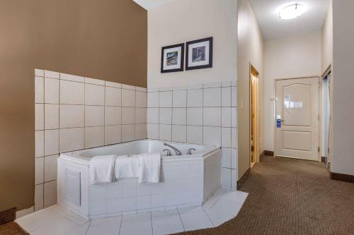 a bathroom with a bath tub with white towels at Comfort Inn & Suites Villa Rica in Villa Rica
