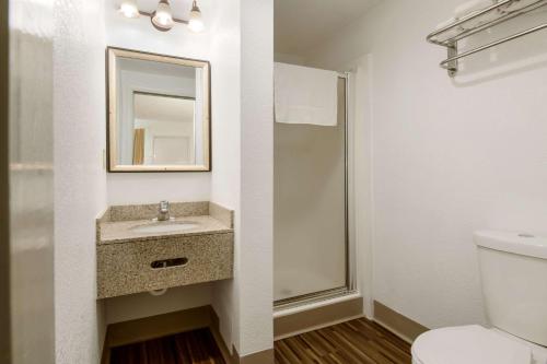 Um banheiro em Econo Lodge Inn & Suites Lake Harmony - Pocono Mountains Area