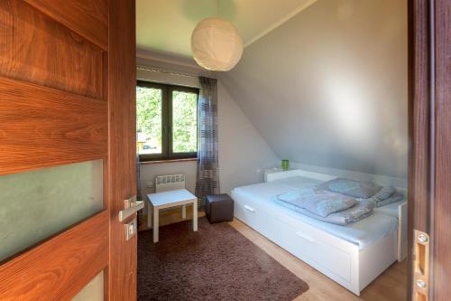 מיטה או מיטות בחדר ב-Domek nad jeziorem Kaszuby