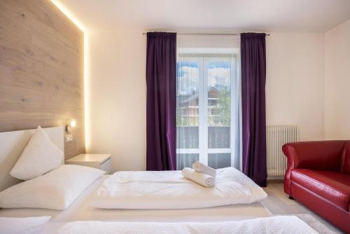 a hotel room with a bed and a window at Apt Hofer Elisabeth in Villabassa