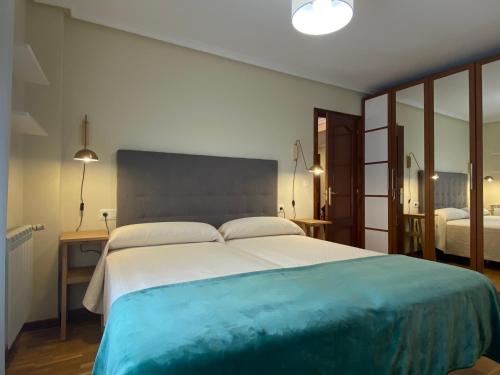 Giường trong phòng chung tại Apartamento Próxima Parada - Llanes VUT-2635-AS