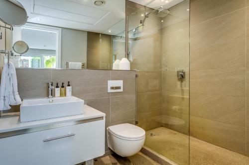 y baño con aseo, lavabo y ducha. en Gulmarn 201 en Ciudad del Cabo