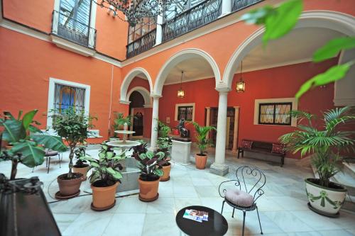 uma sala cheia de vasos de plantas em Los Corceles Casa Palacio em Jerez de la Frontera