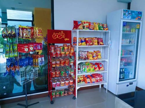 Supermarket atau toko lain di resor