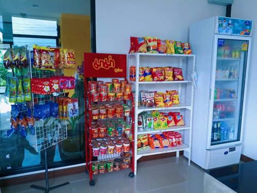 Pasar raya atau kedai lain di resort atau berdekatan