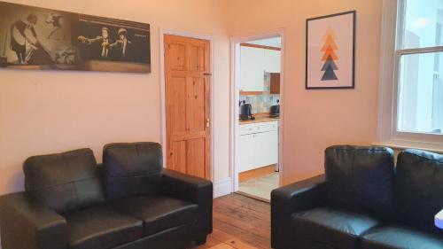 Gallery image of 4 Bedroom Townhouse + Parking in Swindon