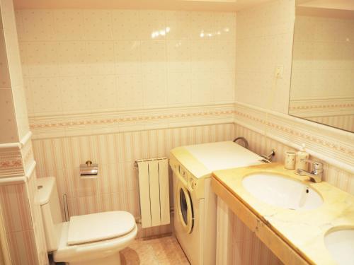 een badkamer met een wastafel en een wasmachine bij Saromar I Apartament amb gran terrassa, per 6 persones a 5 minuts de la Platja Gran in Platja  d'Aro