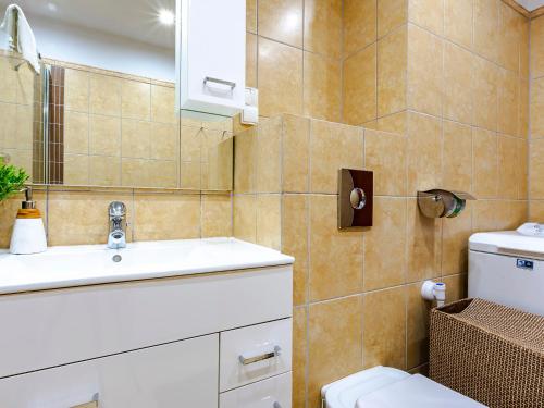 y baño con lavabo y aseo. en VacationClub – Zachód Słońca Apartament 22 en Mielno