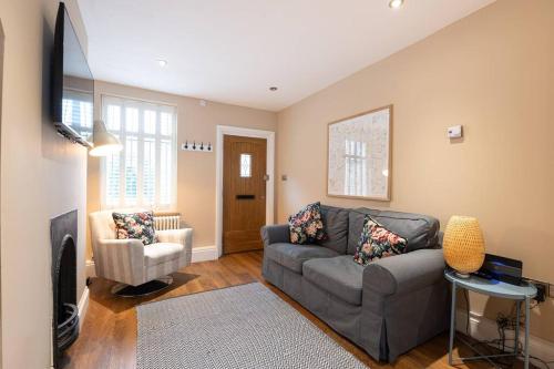 - un salon avec un canapé et une télévision dans l'établissement Besford Square, Shrewsbury Town, à Shrewsbury