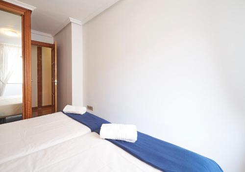 Letto o letti in una camera di Apartamentos Madrid Atocha