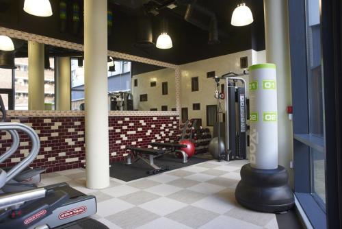 a room with a gym with a treadmill and weights at Chapter Highbury I in London in London