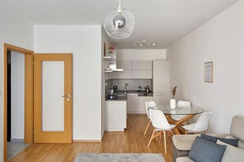 Kuchyň nebo kuchyňský kout v ubytování Bright Apartment in Nusle by Prague Days