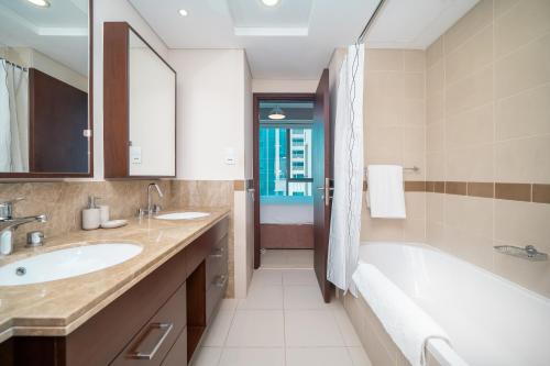 Kylpyhuone majoituspaikassa BellaVista - Sophisticated - 2 BR - 29 Boulevard - Burj Khalifa & Fountain View