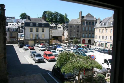 un estacionamiento con autos estacionados en una ciudad en Appartement T2 centre historique de Morlaix, en Morlaix