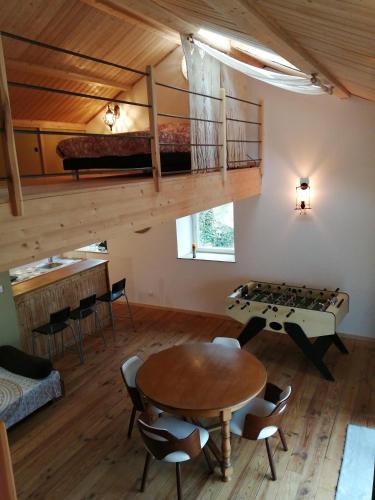 une chambre avec une table, un lit et une mezzanine dans l'établissement La villa verte, à Beaulieu