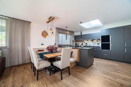 a kitchen and dining room with a table and chairs at Chalet Riad in Saltusio