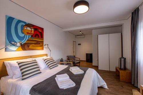 Saint George Hotel Rooms tesisinde bir odada yatak veya yataklar