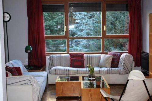 Ruang duduk di Apartamento pie de pistas Edificio Saumet