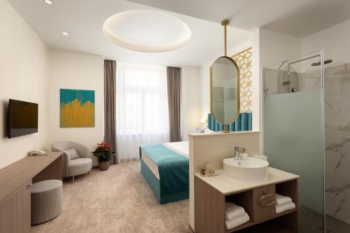 Habitación de hotel con cama y lavabo en Mera Hotel, en Budapest