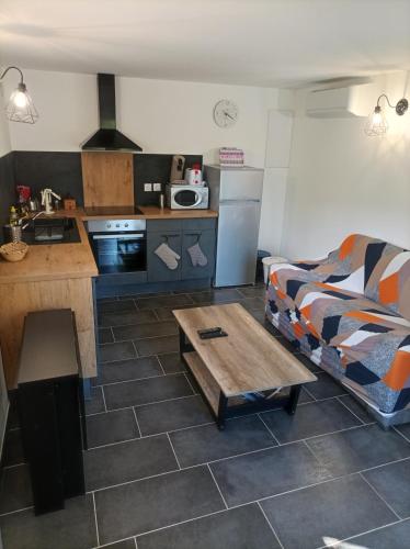 un salon avec un canapé et une table dans l'établissement Maison 38m2 15min de Corte 30min de Bastia, à Bigorno