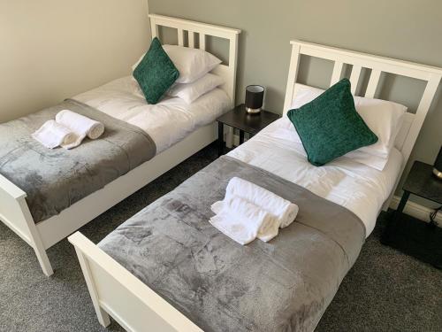 ヨークにあるThe Kensingston - Quaint Victorian Home With Free Parkingの部屋に並んで置かれた2つのベッド