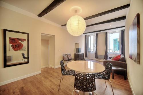 un salon avec une table et des chaises dans l'établissement APPARTEMENT SPACIEUX PROCHE des PLAGES - A2B105, à Cannes