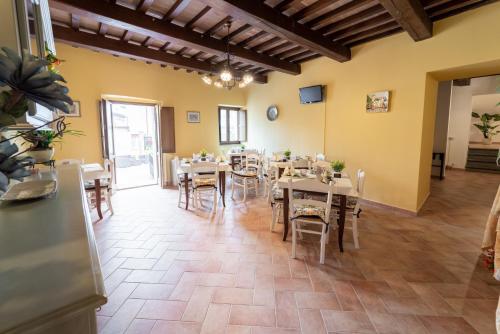 a large dining room with tables and chairs at Albergo La Loggia di San Martino in Gualdo Tadino