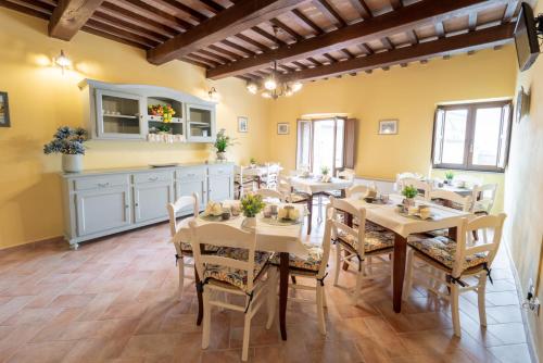 comedor grande con mesa y sillas en Albergo La Loggia di San Martino en Gualdo Tadino