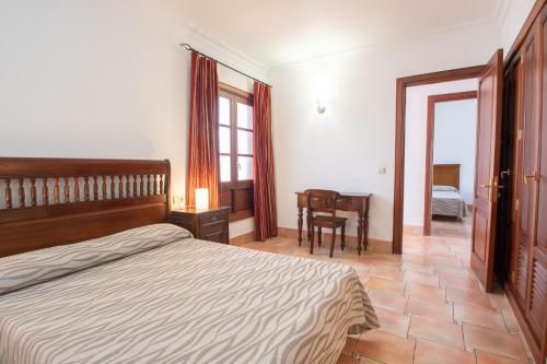 プラヤ・ブランカにあるBlancazul Cala Azulのベッドルーム1室(ベッド1台、テーブル付)