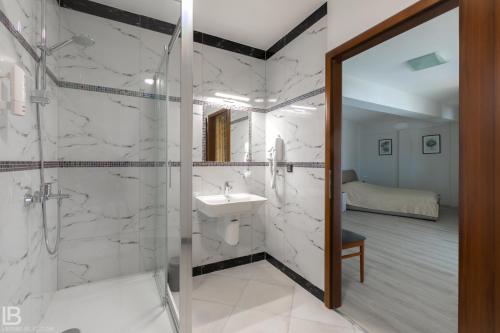 Kylpyhuone majoituspaikassa Hotel Athos
