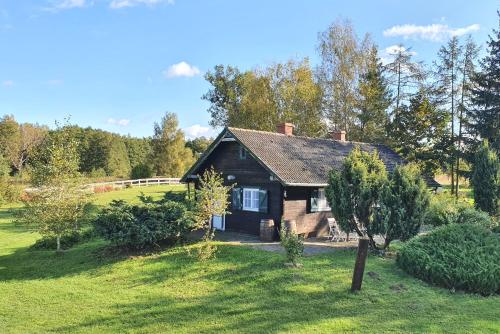 uma pequena casa no meio de um campo em Ranczo Annabella em Przybiernów