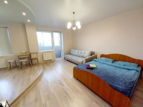 スィクティフカルにあるComfort apartment - studioのベッドとソファ付きの広い客室です。