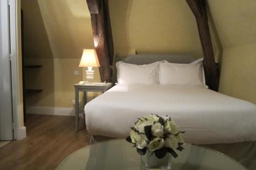 Postel nebo postele na pokoji v ubytování Château De Lazenay - Résidence Hôtelière