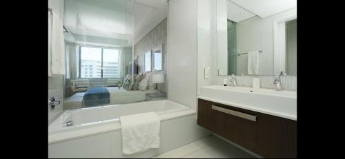 Ένα μπάνιο στο Sandton Skye Suite